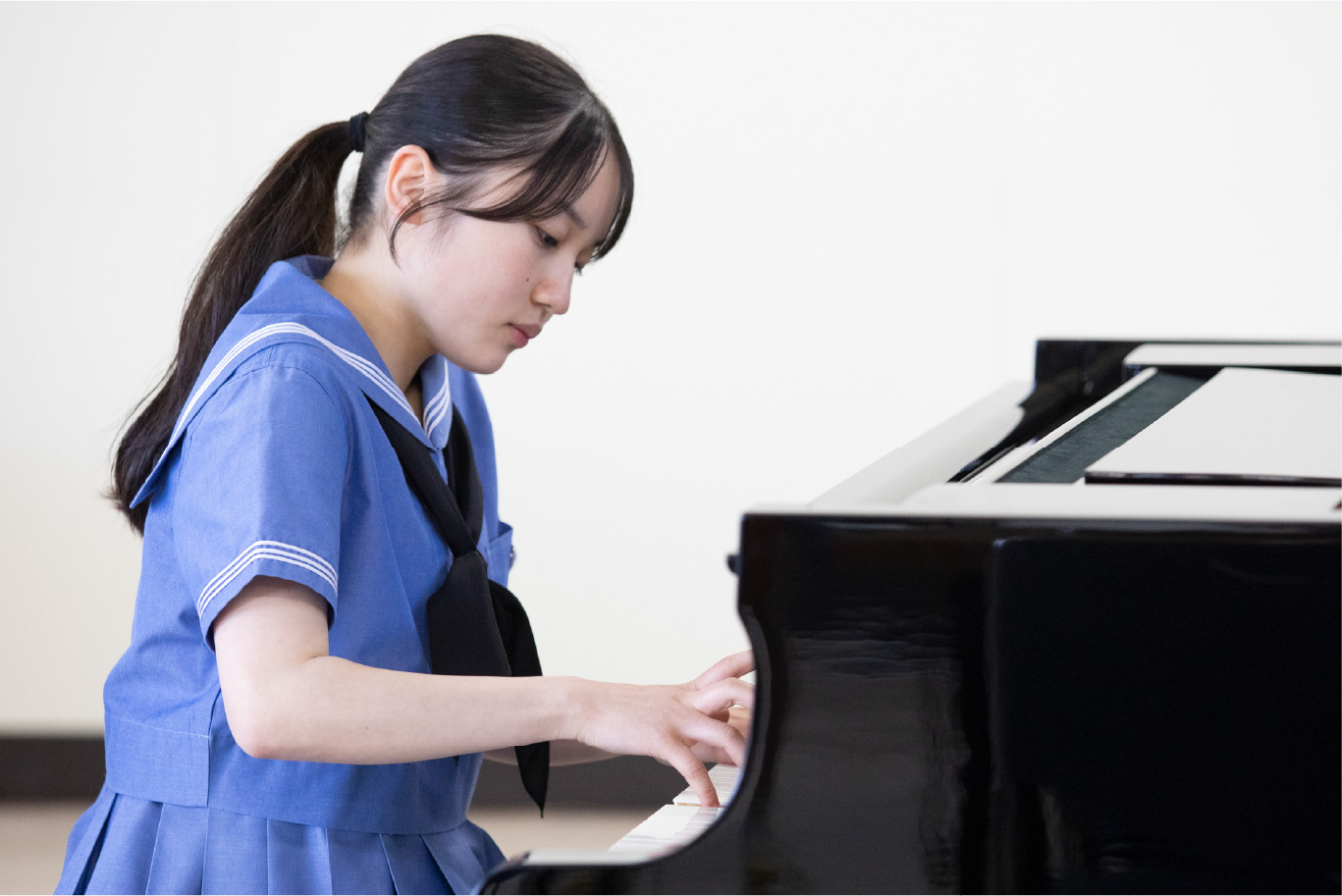 ピアノを演奏する生徒