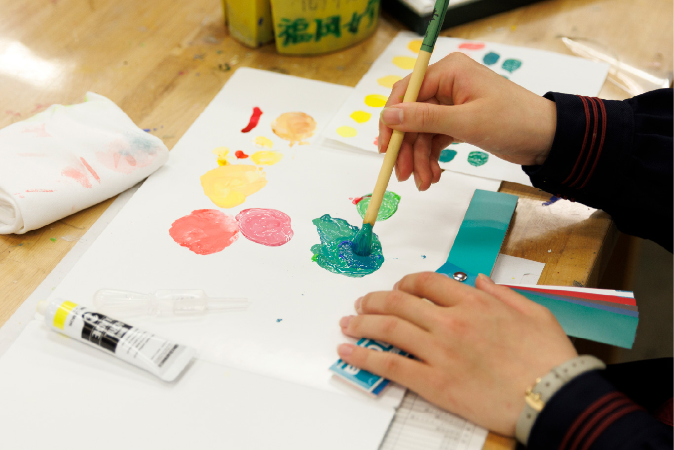 絵の具を混ぜる生徒の手元